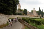 ProCycling_b_un_passaggio_davanti_al_castello_di_San_Salvatore.jpg