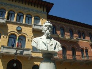 Istituto Cerletti di Conegliano - Facciata con busto Antonio Carpenè